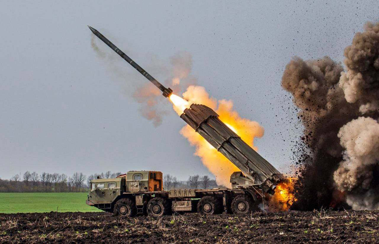 BM30 Smerch en action, l'artillerie règne sur les champs de bataille en Ukraine