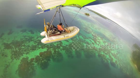Il survole les îles Salomon avec un “bateau volant” artisanal