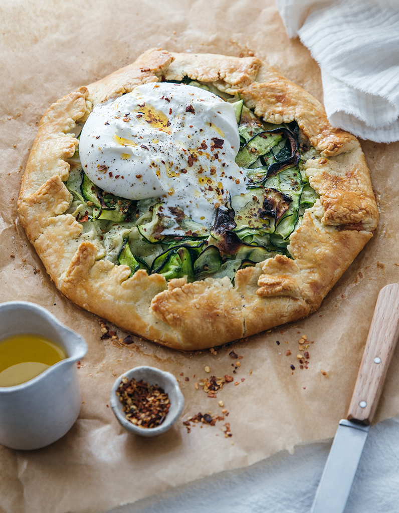 Tarte rustique aux courgettes, au parmesan et à la burrata crémeuse