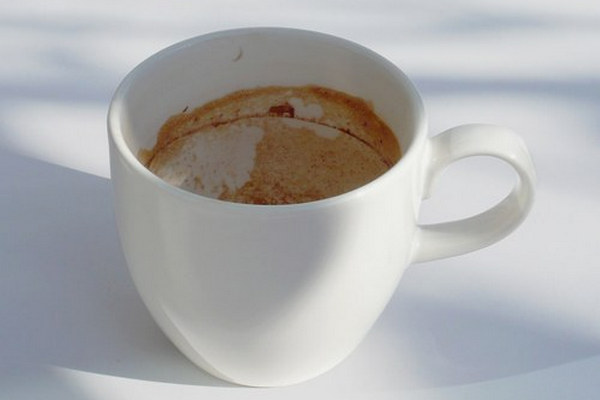 Comment enlever les taches de café et de thé sur les tasses ?
