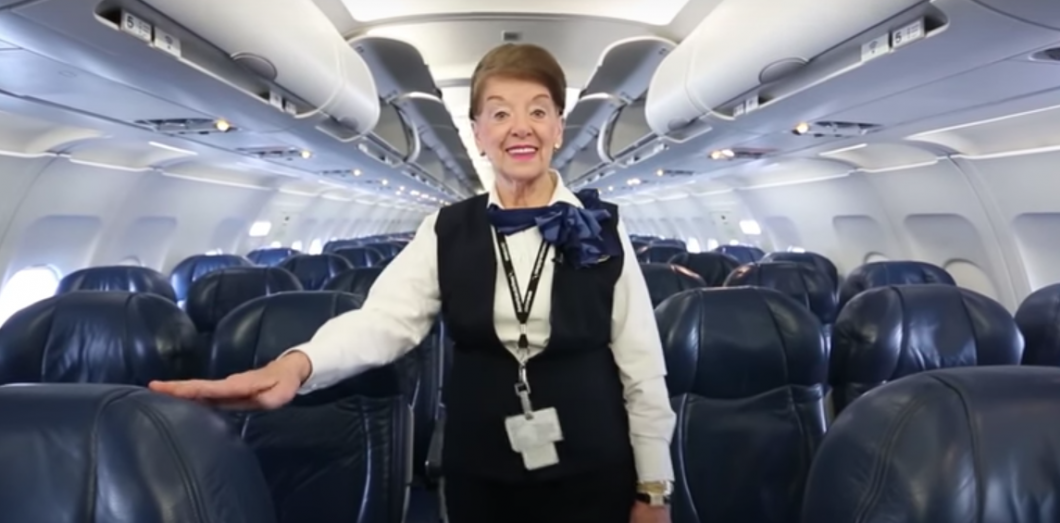 À 86 ans, elle devient la doyenne mondiale des hôtesses de l'air