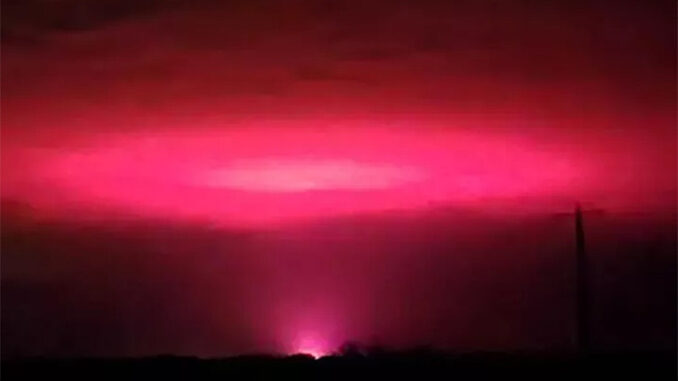 Australie : Une mystérieuse lueur rose illumine le ciel 