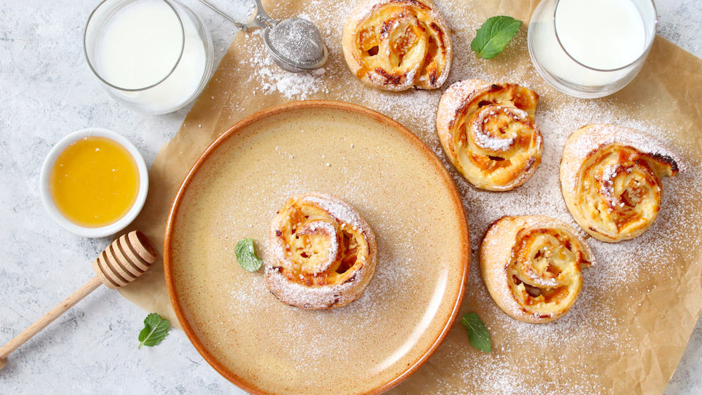 Brioches roulées aux pêches et à la crème pâtissière