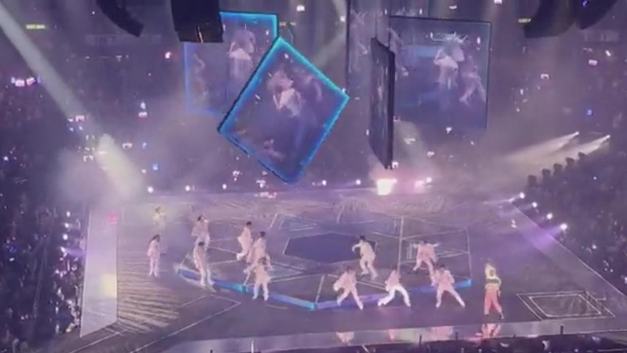 Un écran géant tombe sur des danseurs pendant un concert pop à Hong Kong