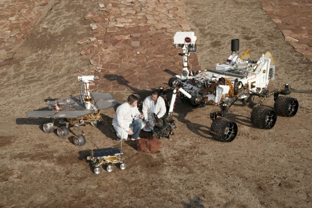 Sojourner (devant) avec un rover-test (à gauche) et Curiosity (à droite).©NASA