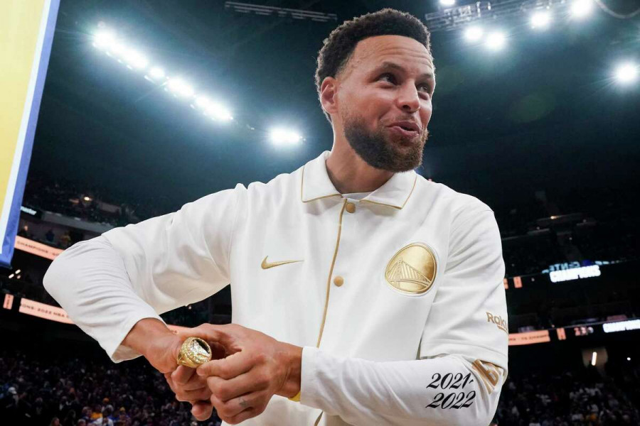 NBA : les Warriors de Curry enfilent leurs bagues et ouvrent la saison en fanfare