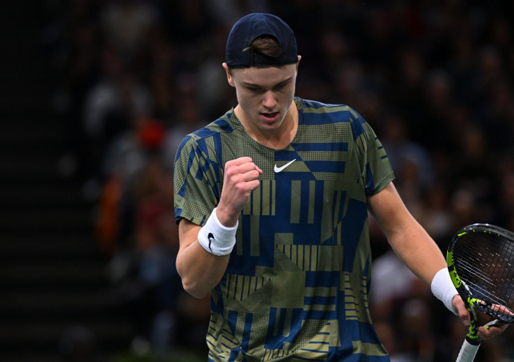 Tennis : Le Danois Holger Rune bat Novak Djokovic et remporte le Masters 1000 de Paris