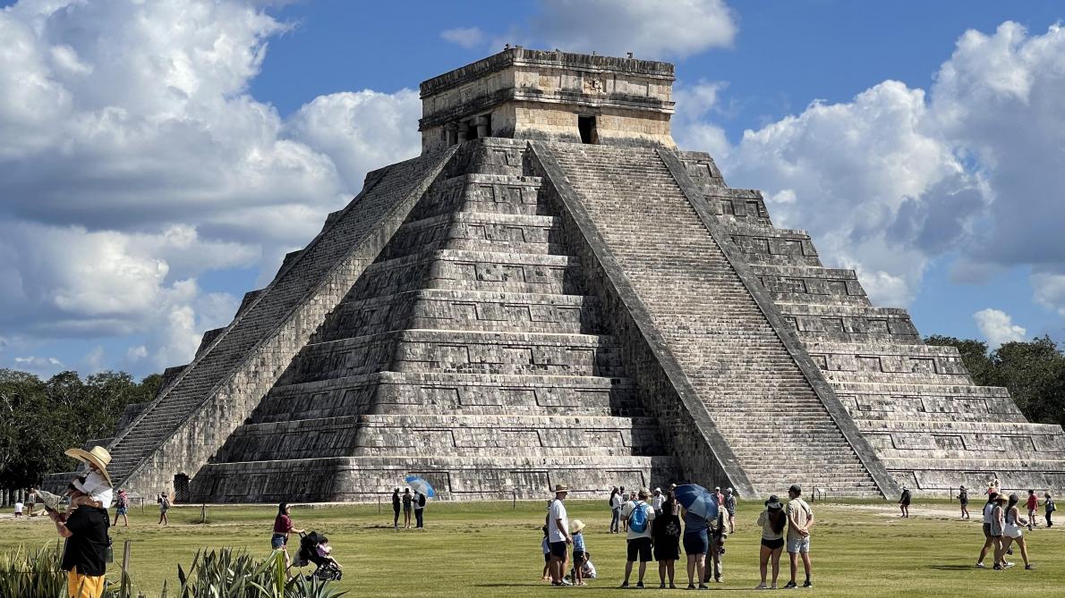 Une touriste escalade illégalement une pyramide maya, au Mexique