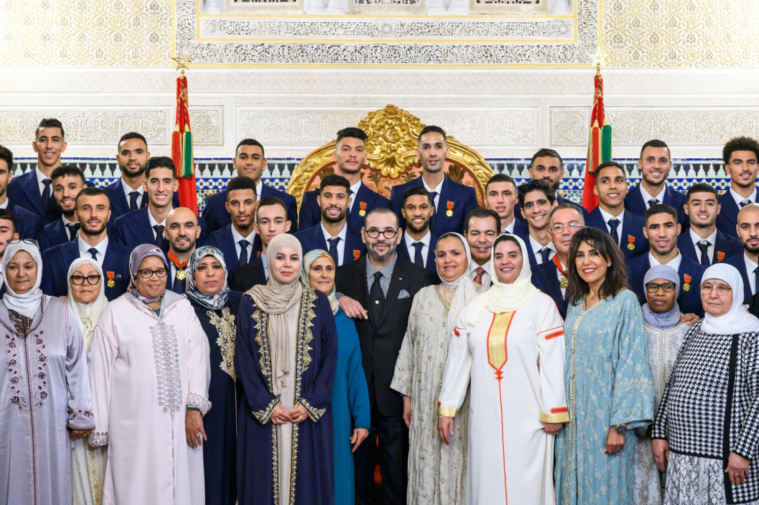 SM le Roi reçoit les membres de l'Équipe Nationale de football et les décore de Ouissams Royaux
