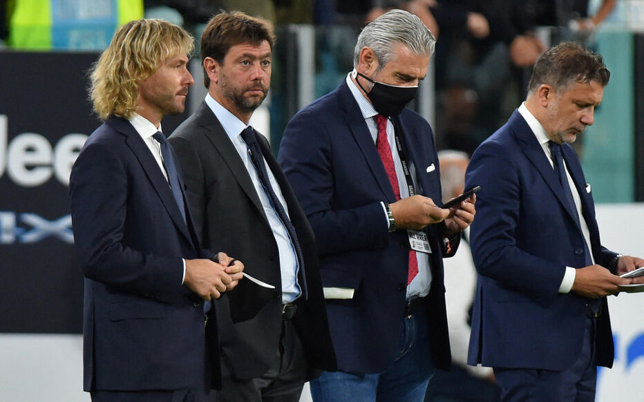 Le président Andrea Agnelli (2e en partant de la gauche) et l'ensemble du Conseil d'administration de la Juventus ont démissionné le 28 novembre. Reuters/Massimo Pinca