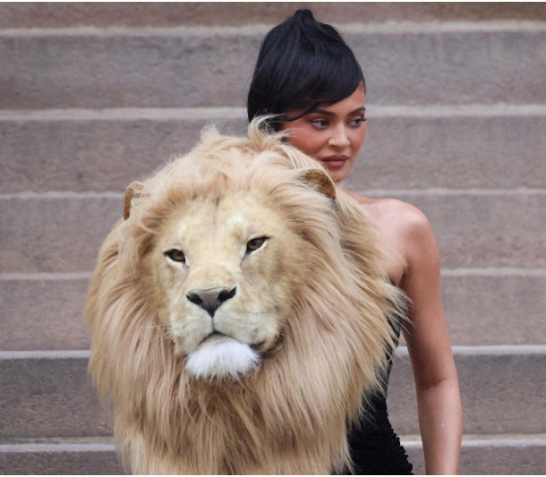 Fashion Week : Kylie Jenner critiquée pour avoir porté une tête de lion comme accessoire 