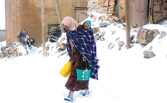 Intervention royale auprès des familles frappées par le froid dans Haut et Moyen Atlas 