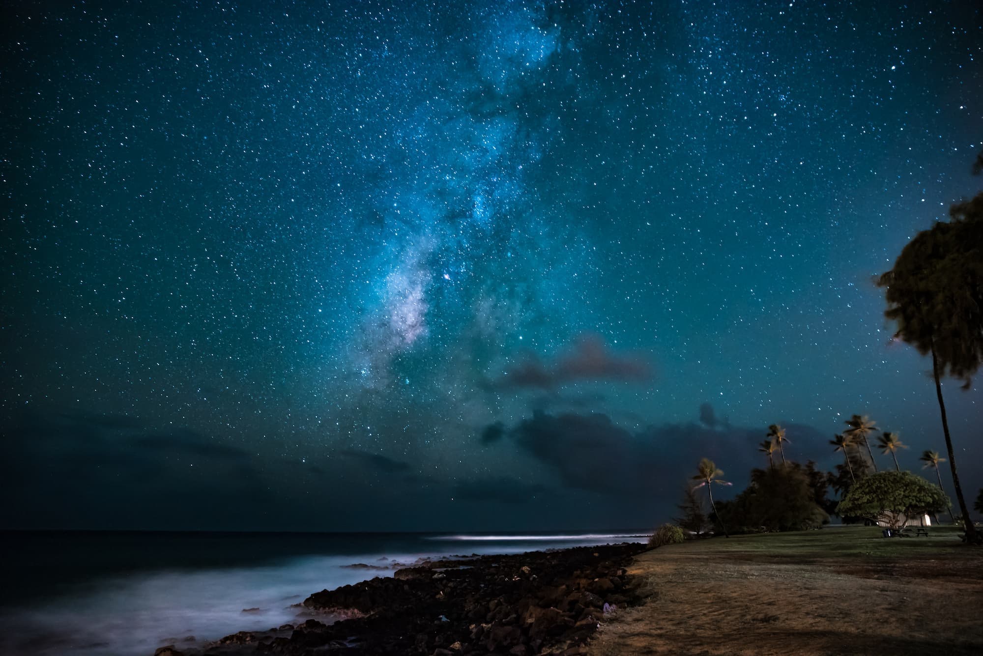 De mystérieux tourbillons bleus illuminent le ciel hawaïen