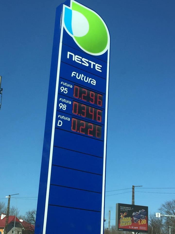 Logo de la société Neste oil sur une station essence à  Saint-Pétersbourg en  Russie