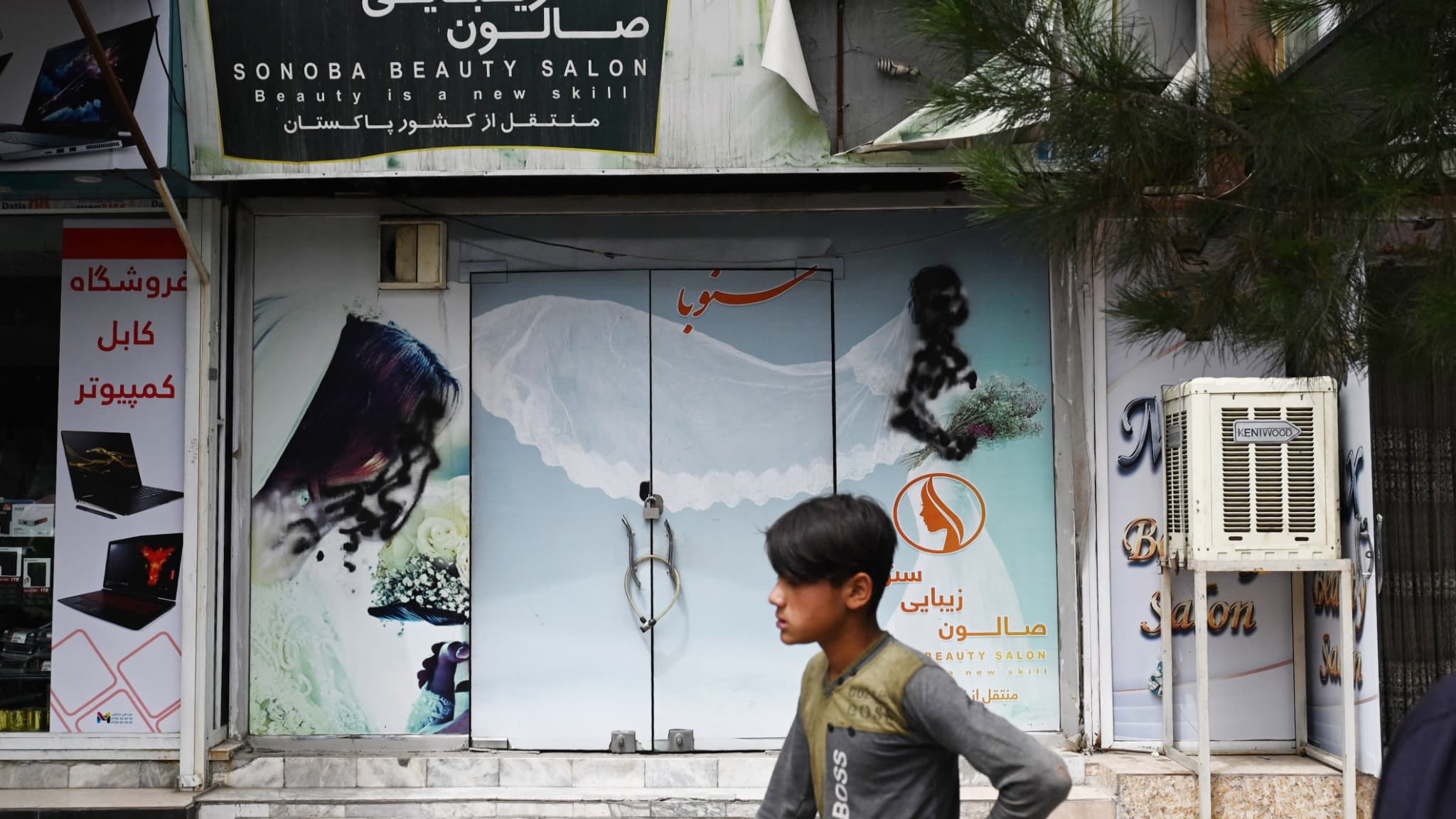Afghanistan : fermeture en masse de salons de beauté par les talibans