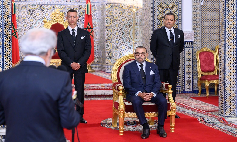 Wali de Bank Al-Maghrib remet à SM le Roi Mohammed VI le rapport annuel de la Banque Centrale