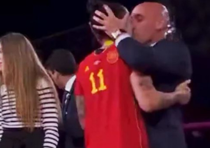 Le président de la Fédération espagnole s'excuse d'avoir embrassé sur la bouche Jenni Hermoso
