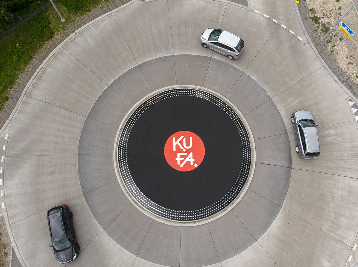 En Suisse, ce rond-point singulier adopte la forme d'un immense disque vinyle