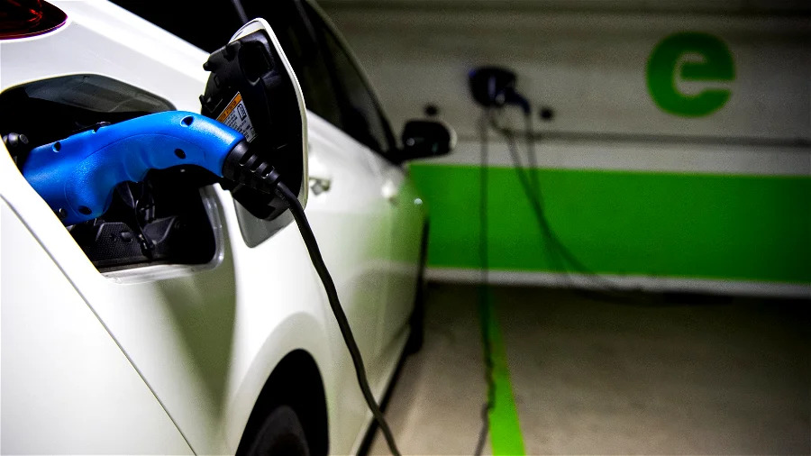 Tesla et Toyota : L'ère de la recharge électrique unifiée