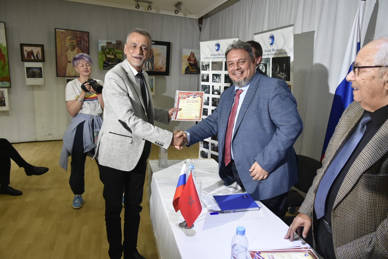 Alexander Sen, directeur de la Maison Russe, remettant un certificat honorifique à Ahmed Naji, directeur du webmagazine l'Odj