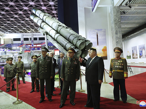 A trop souvent jouer à la guerre , les Occidentaux se mettent dangereusement à la merci des missiles nucléaires russes et nord-coréens !