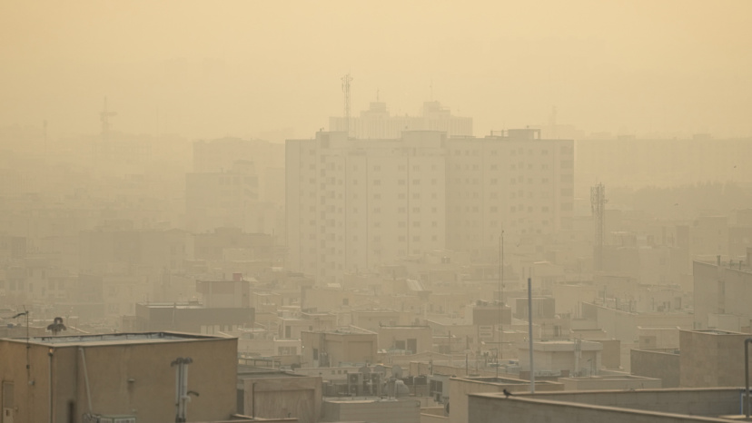 Une vue de la ville de Téhéran (Iran), embrumée par de la pollution de l'air, le 6 décembre 2023. (AFP)