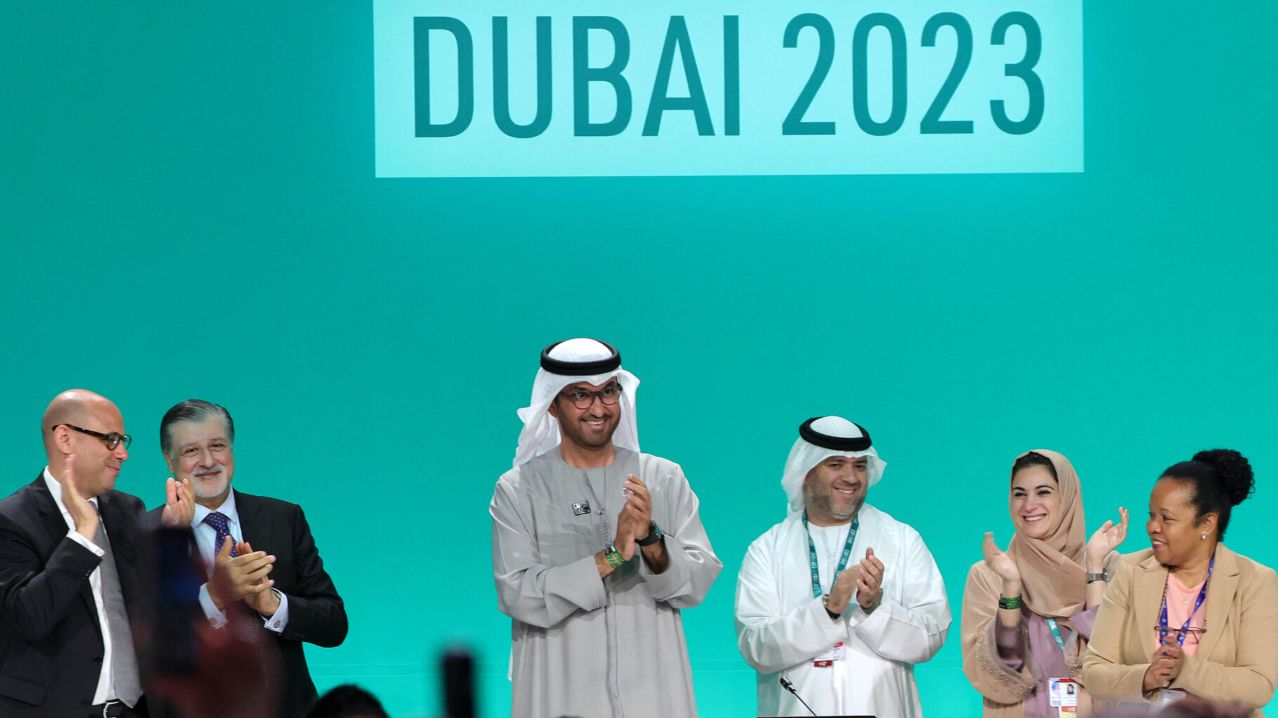 A la COP28 le Sultan Al Jaber applaudit l’adoption d’un accord visant à « transitionner » hors des énergies fossiles, le 13 décembre 2023 à Dubaï