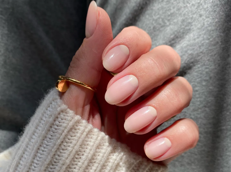 Manucure Russe : Une esthétique raffinée, mais à quels risques ?