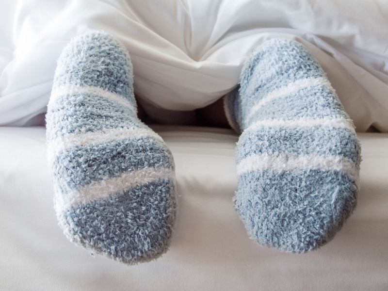 Est-ce une bonne idée de dormir avec les chaussettes ? 		