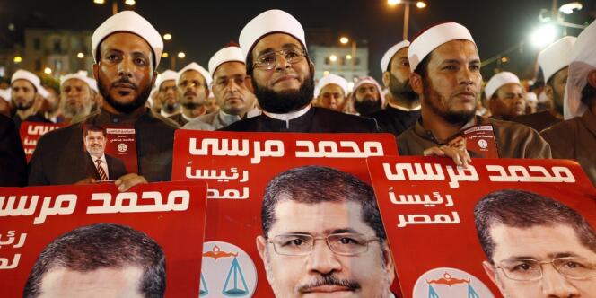 Egypte : condamnation à mort de huit dirigeants des Frères musulmans, dont le guide suprême Mohammed Badie