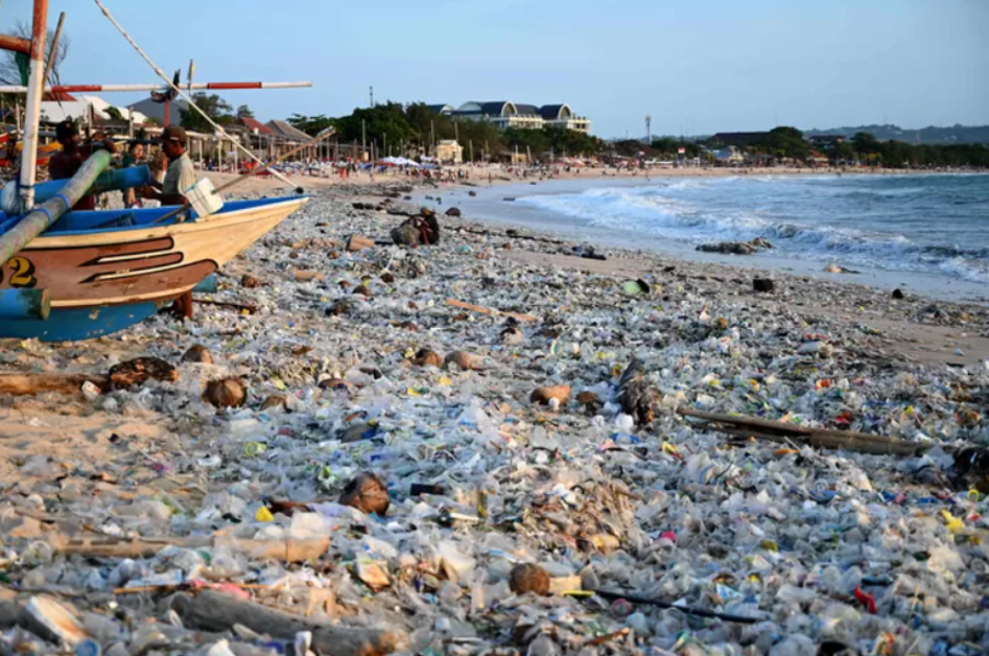 Un raz-de-marée de déchets choque les touristes à Bali