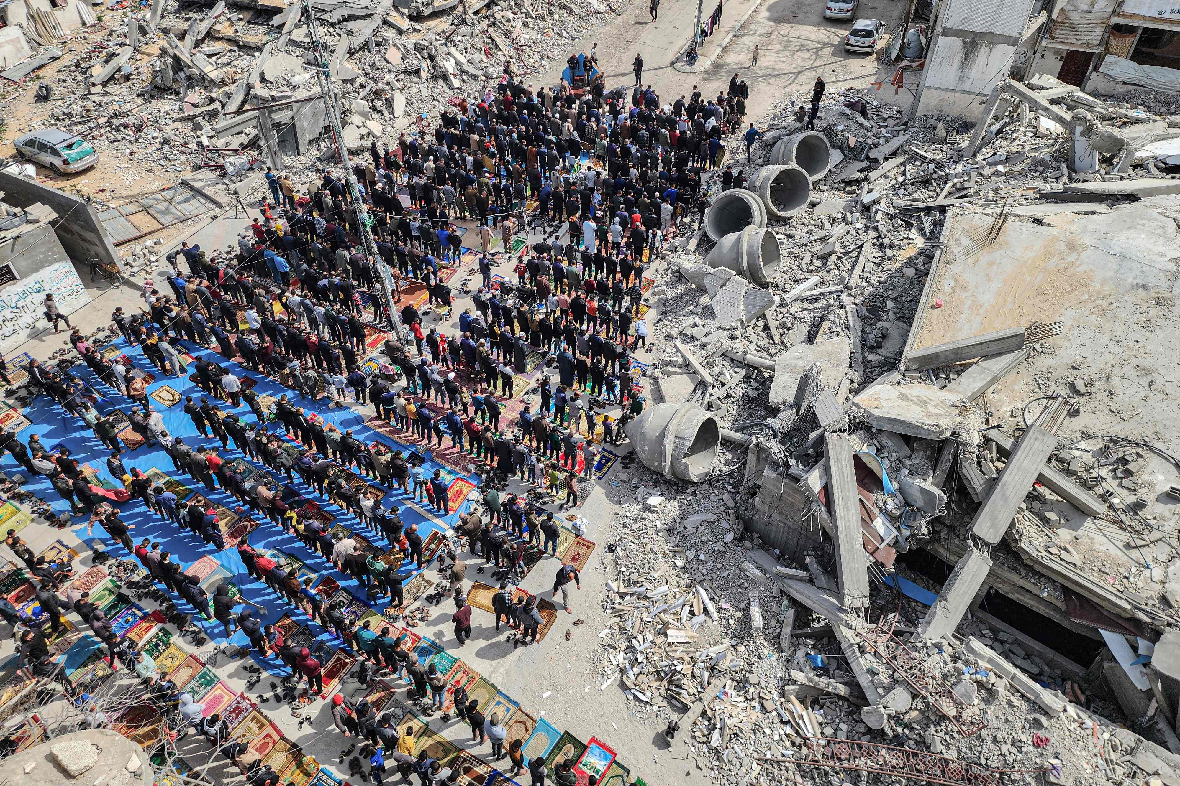 Des Gazaouis de Rafah prient sur les ruines d'une mosquée détruite