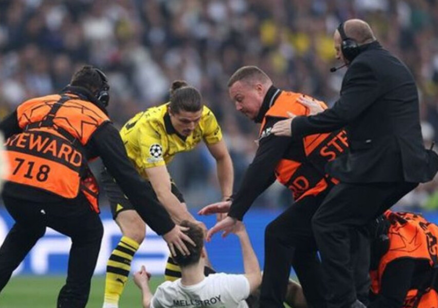 Finale de la C1 : trois personnes inculpées pour avoir envahi le terrain