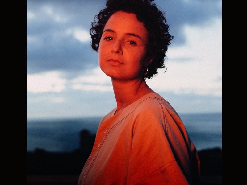 "Friendly Fire" : l'artiste néerlando-marocaine Roufaida sort un nouveau single captivant