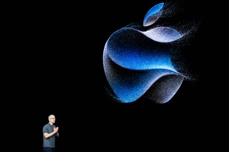 Apple s'engage à investir 500 milliards de dollars aux États-Unis et promet 20 000 emplois