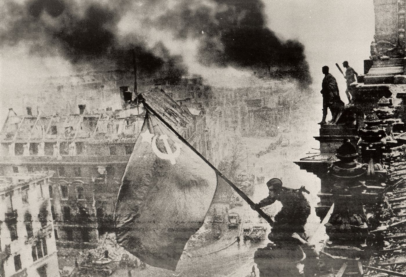 L'armée rouge lève le drapeau de la victoire sur le Reichstag à Berlin, photo prise le 2 mai 1945 par Evgueni Khaldeï