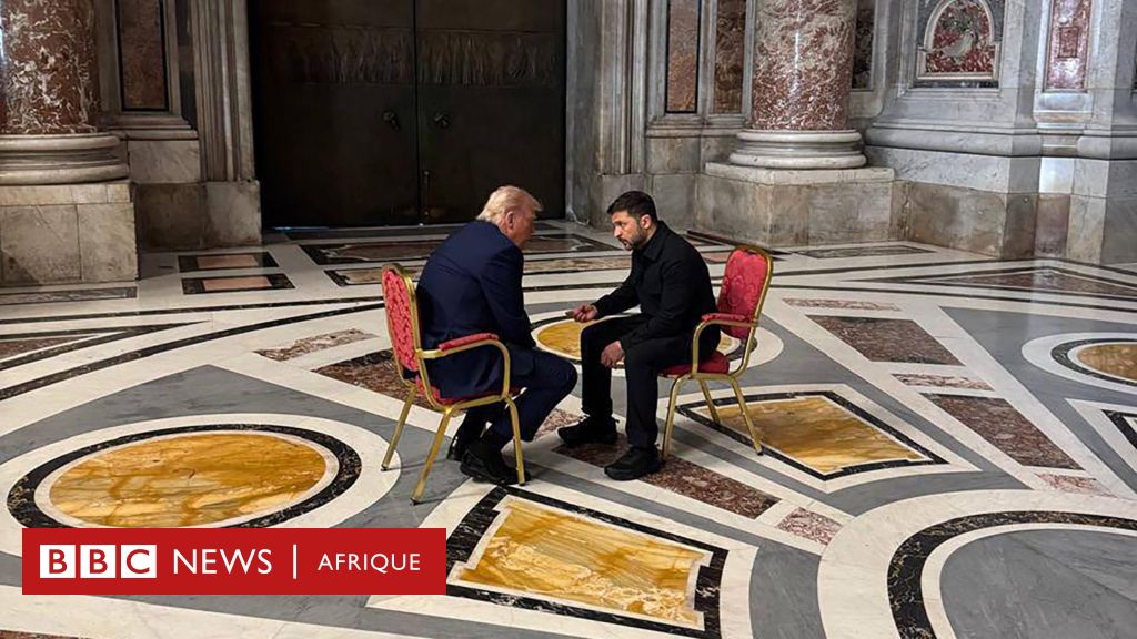 Le président américain Donald Trump et son homologue ukrainien Volodymyr Zelensky s'entretiennent en marge des funérailles du pape François, dans la basilique Saint-Pierre au Vatican, le 26 avril 2025. (UKRAINIAN PRESIDENTIAL PRESS SERVICE / AFP)
