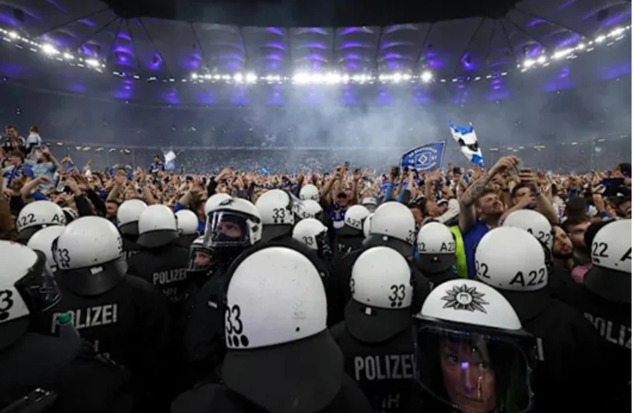 Une soirée de fête vire au drame à Hambourg : 25 blessés lors des célébrations du retour du HSV en Bundesliga