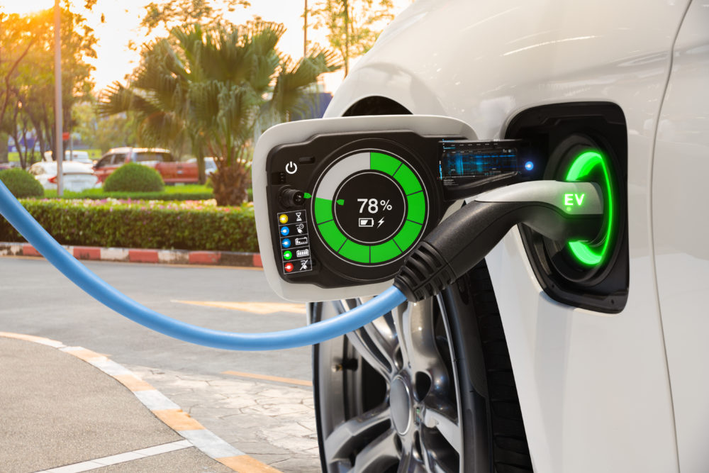 ​Voici les 7 points clés à vérifier avant d'acheter une voiture électrique en 2025