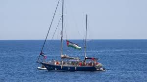 Affrété par la Coalition de la flottille de la liberté, le "Madleen" au large de Catane (Italie), le 1er juin 2025. (SALVATORE ALLEGRA / AFP)