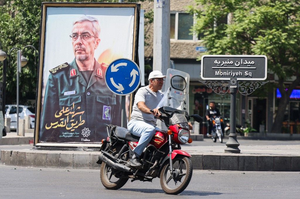 Un portrait du chef d'état-major de l'armée iranienne, le général Mohammad Bagheri, tué par une frappe israélienne, le 16 juin 2025 à Téhéran, en Iran © ATTA KENARE / AFP