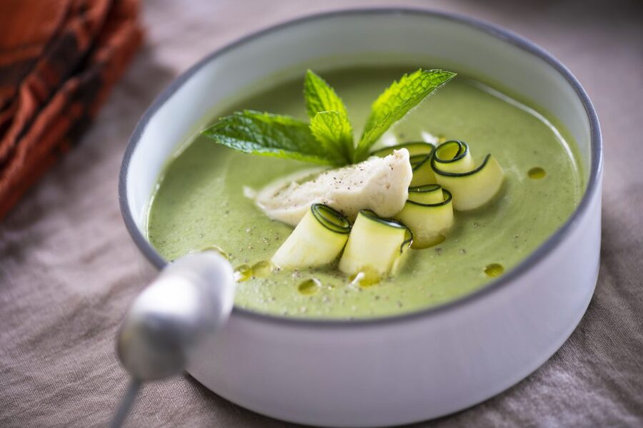 Soupe glacée, cœur fondu : le gaspacho courgette-menthe