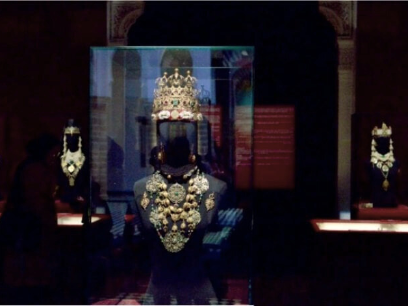 Ce que les gestes racontent, ce que les vitrines taisent