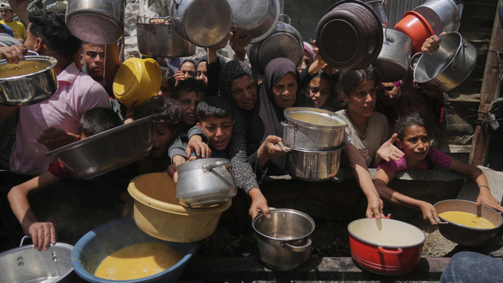 Des Palestiniens attendent de la nourriture à Gaza-Ville, le 14 juillet 2025. © AP/Jehad Alshrafi
