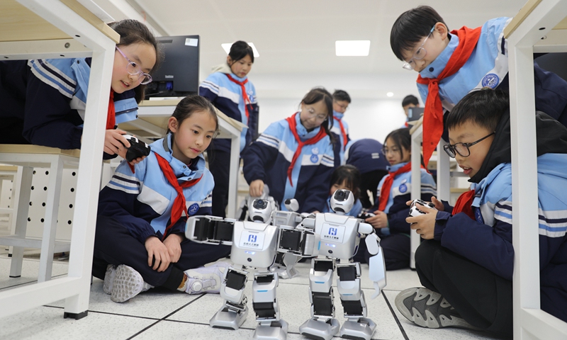 Hangzhou généralise l’enseignement de l’IA dans toutes ses écoles primaires et secondaires