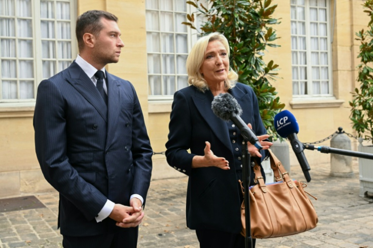 Jordan Bardella , président du Rassemblement national, et Marine Le Pen , cheffe de file des députés RN, à l'issue de leur rendez-vous avec le Premier ministre François Bayrou le 2 septembre