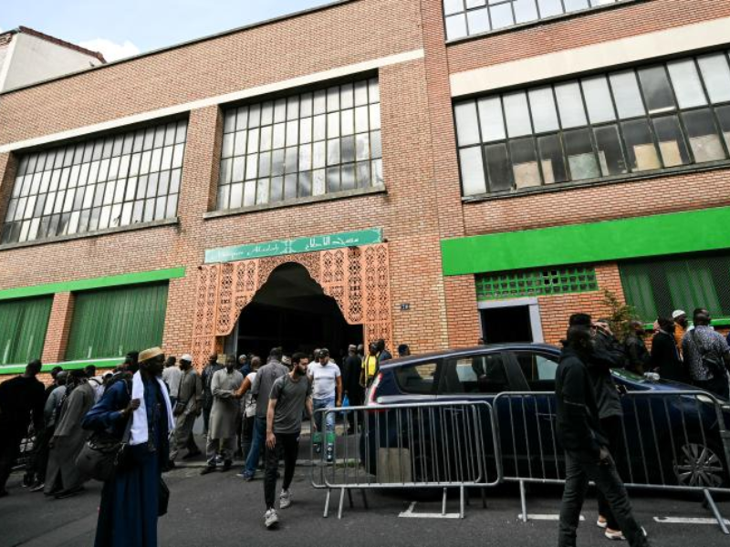 Provocation abjecte devant des mosquées en Île-de-France