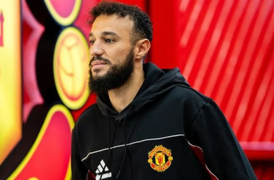 Noussair Mazraoui en voie de retour dans le onze de Manchester United pour le derby contre City