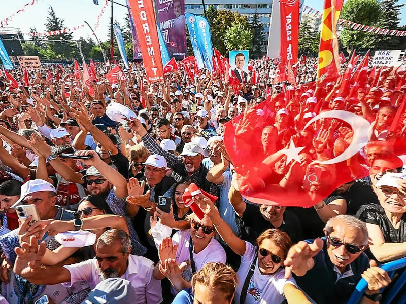 Turquie : L’opposition menacée de destitution, les partisans du CHP descendent dans la rue