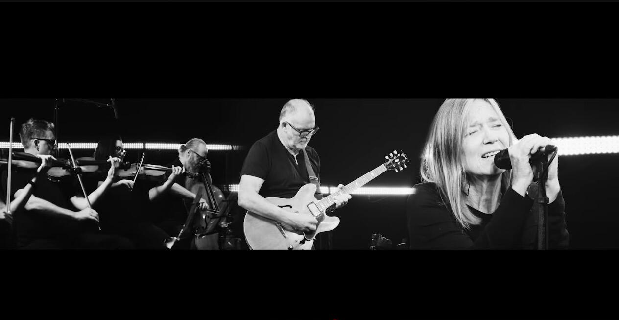 Brian Eno sur scène avec les œuvres de Malak Mattar projetées à l'écran, lors du concert «Together for Palestine» à l'Ovo Arena, à Londres, le 17 septembre 2025.